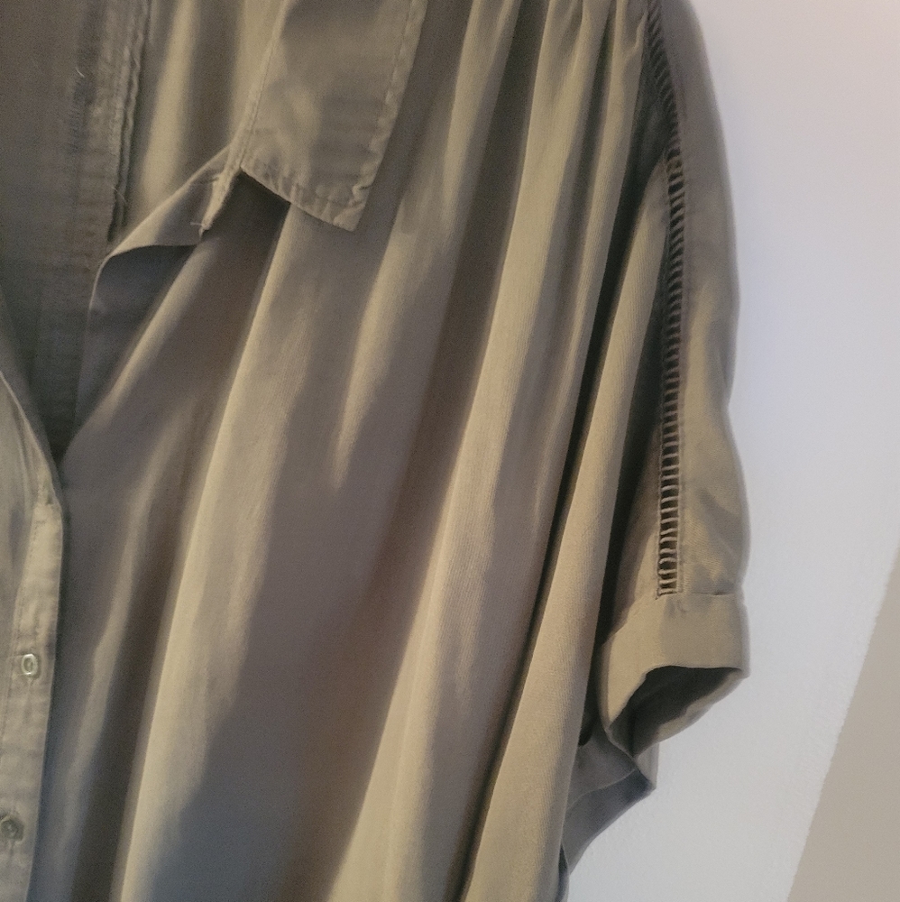 Plus Size Button-Up blouse - Picture 4 of 9